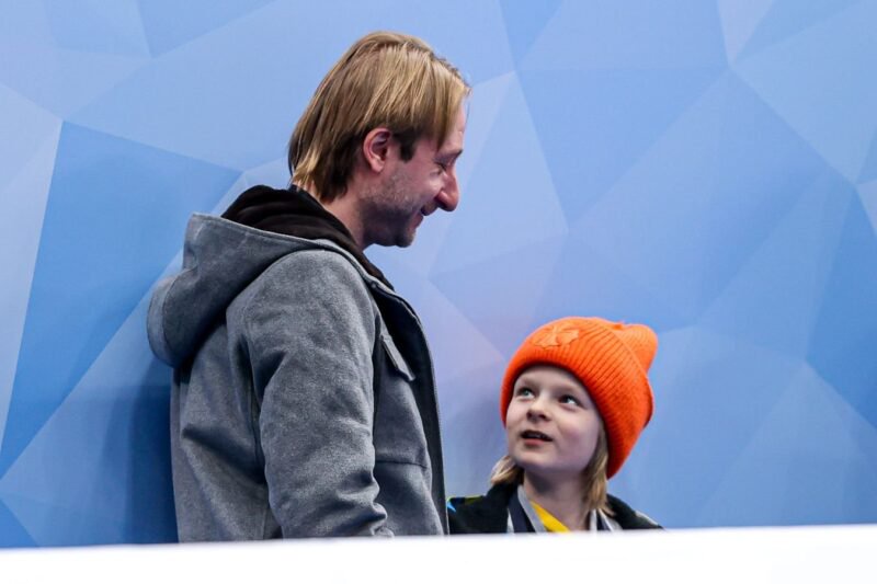 Евгений Плющенко рядом с сыном Александром
