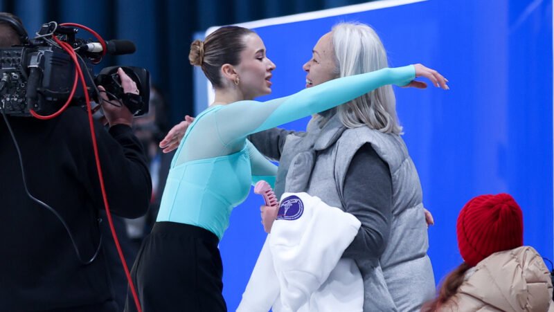 Камила Валиева обнимает тренера Светлану Соколовскую в январе 2026 года