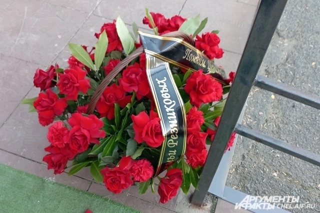 Только живые цветы.