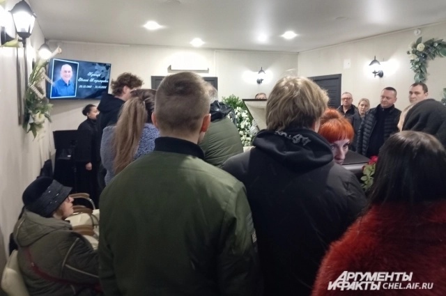 В небольшом зале кое-как вместились пришедшие проститься.