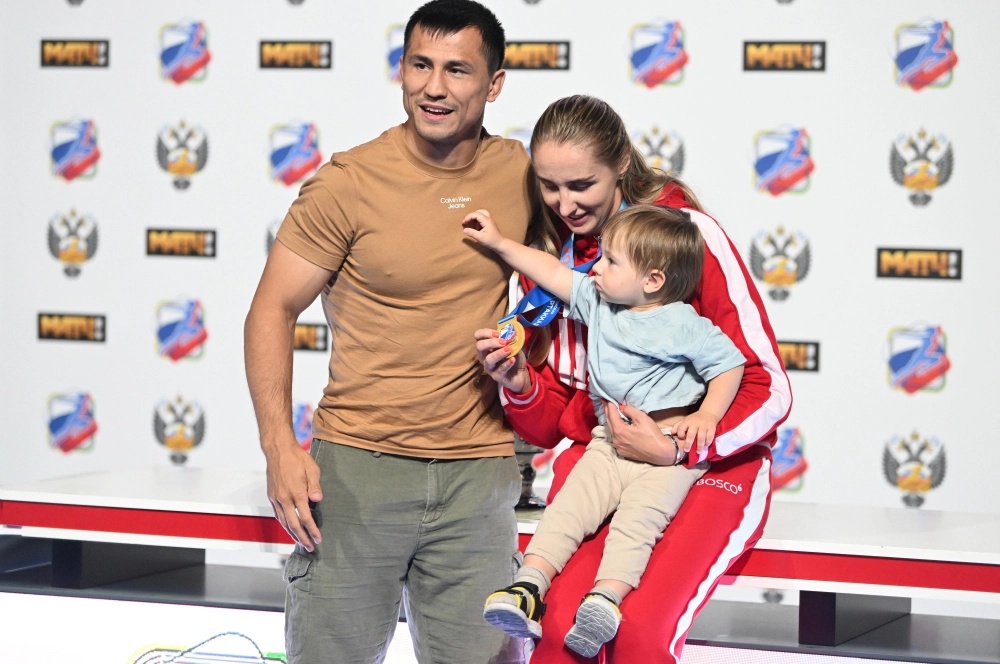 Роман Власов с супругой Виолеттой Колобовой, завоевавшей золотую медаль в финальном поединке индивидуальных соревнований по фехтованию на шпагах среди женщин в рамках Всероссийской Спартакиады по летним видам спорта.